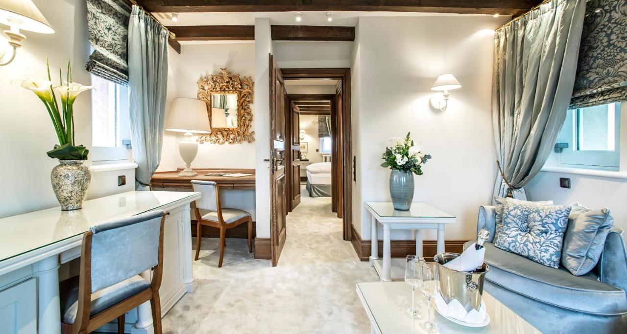 Victor'S Residenz-Hotel Schloss Berg Nennig Exterior foto The interior of a suite at The Swan