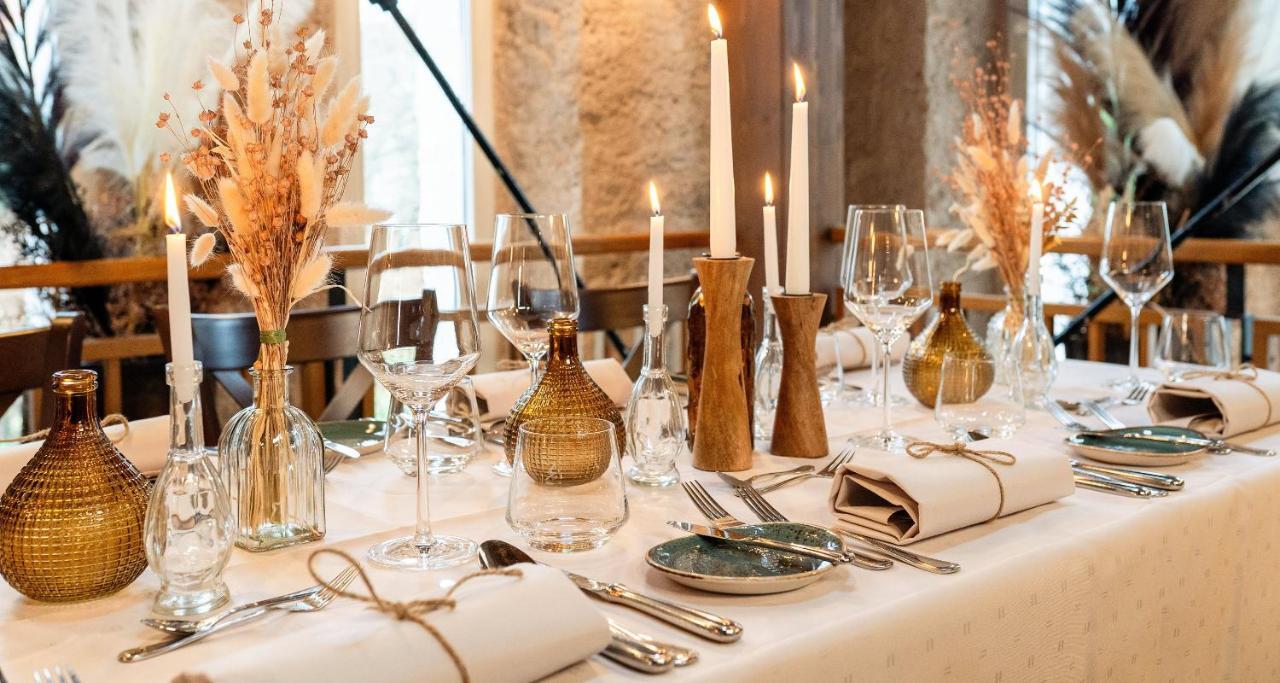 Victor'S Residenz-Hotel Schloss Berg Nennig Exterior foto A table set for a meal