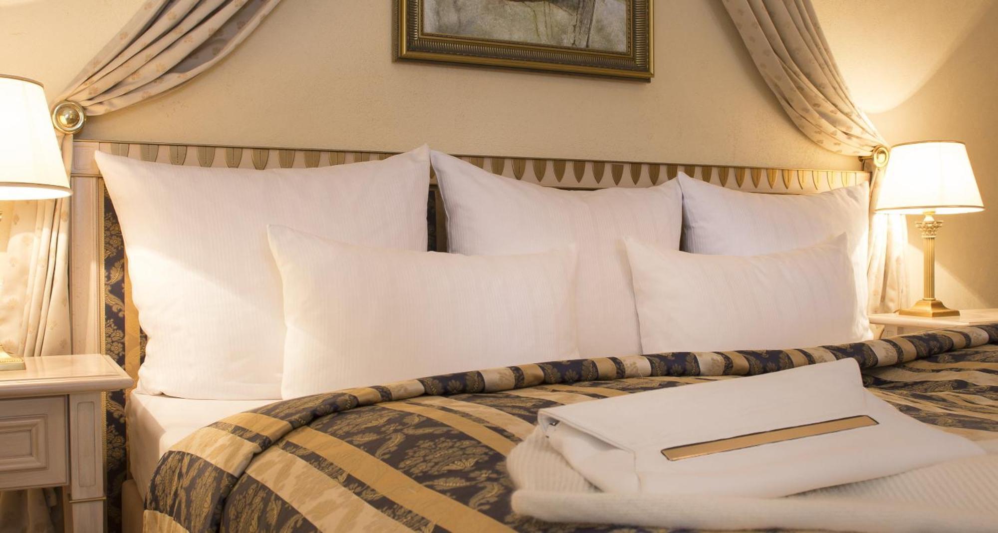 Victor'S Residenz-Hotel Schloss Berg Nennig Quarto foto Pillows on a bed