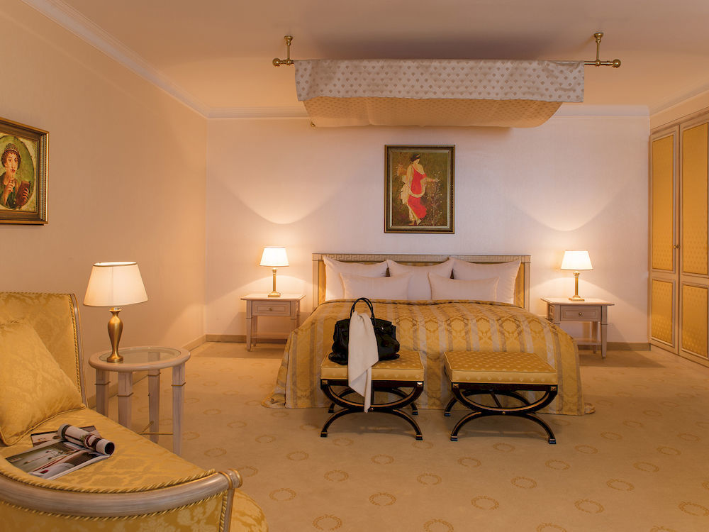 Victor'S Residenz-Hotel Schloss Berg Nennig Exterior foto A suite at the Taj Mahal Palace