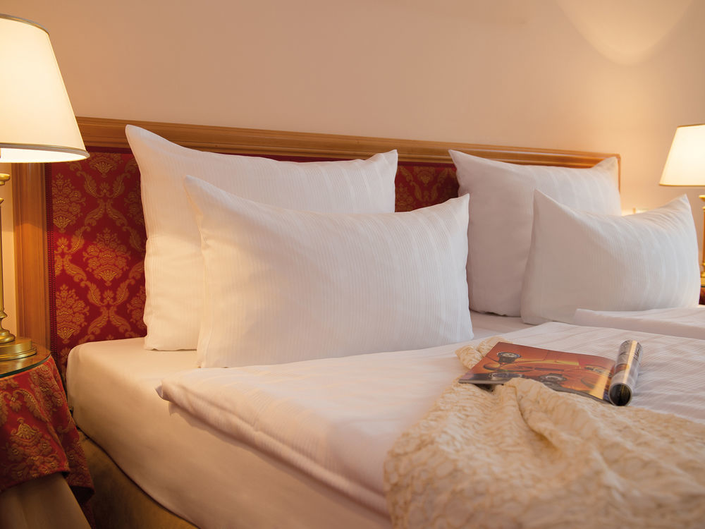 Victor'S Residenz-Hotel Schloss Berg Nennig Exterior foto Pillows on a bed